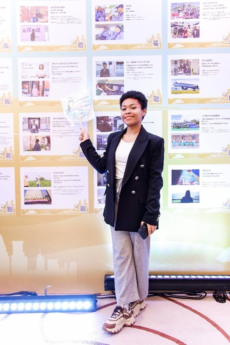 愈靈兒和她的作品合影。主辦方供圖