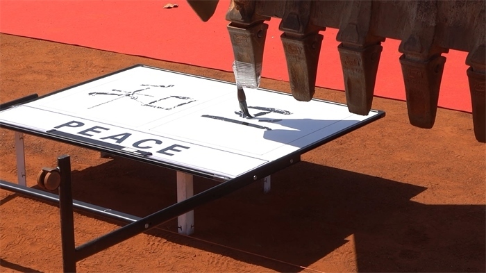 工程機(jī)械表演寫書法。王皓宇攝