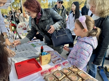 活動(dòng)現(xiàn)場(chǎng)外賓體驗(yàn)中國(guó)書法。 中國(guó)駐保加利亞大使館供圖。