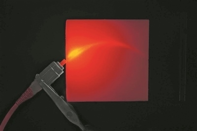 帶有彎曲通道的3D打印材料能引導(dǎo)并散射光。圖片來源：英國格拉斯哥大學(xué)