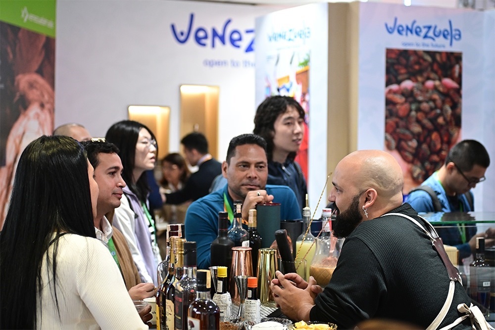 2023年11月9日，上海，觀眾在進(jìn)博會(huì)委內(nèi)瑞拉館參觀、交流、洽談。