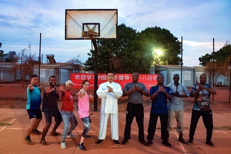 組織八段錦教學(xué)。王軍杰 攝