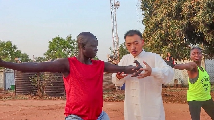 細心指導(dǎo)動作。馬騫攝