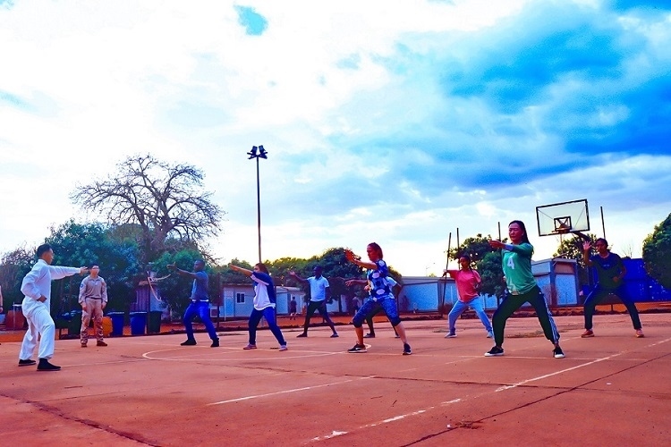 示范標準動作。鄧原淘攝