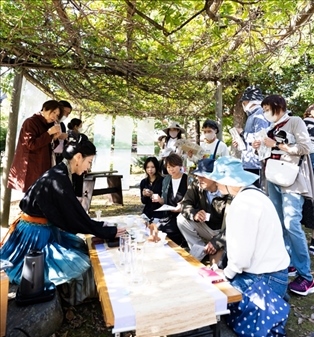 游客們?cè)谡憬w驗(yàn)區(qū)品茶。