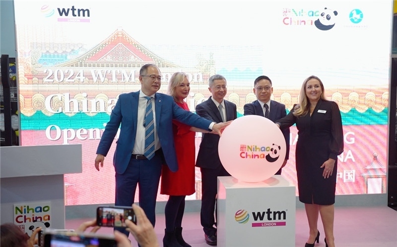 中外嘉賓為中國(guó)館開(kāi)幕點(diǎn)亮水晶球。吳若鳴攝