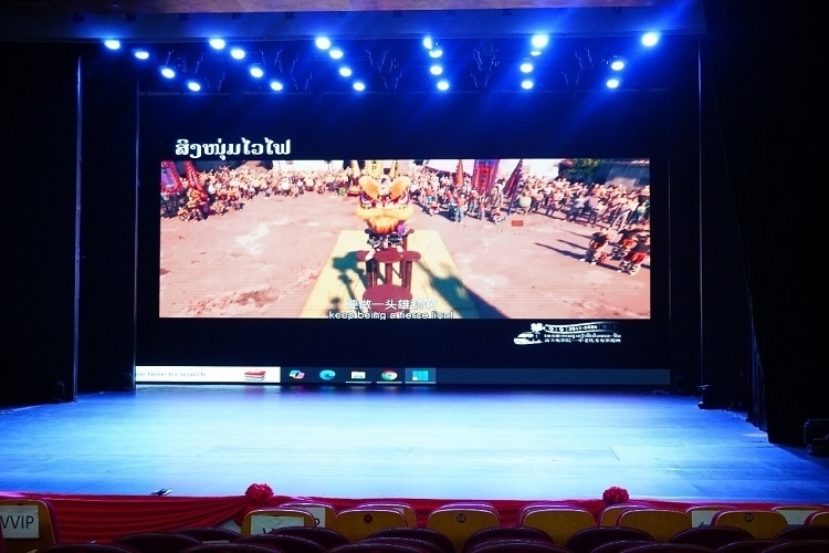“露天電影院——中老優(yōu)秀電影巡映”首映式上放映老撾語配譯的中國動畫電影《雄獅少年》。主辦方供圖