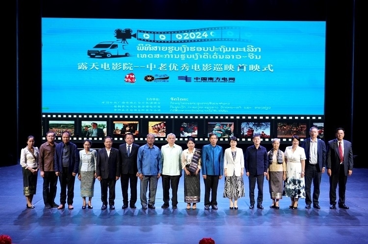 老撾人民革命黨中央政治局委員、建國陣線中央委員會主席辛拉馮·庫派吞（右七），中國駐老撾大使方虹（右六）出席首映式