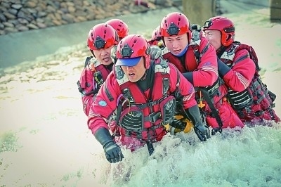  山東省日照市消防救援支隊(duì)消防員正在進(jìn)行多人淺灘涉水橫渡訓(xùn)練。圖片由國家消防救援局提供