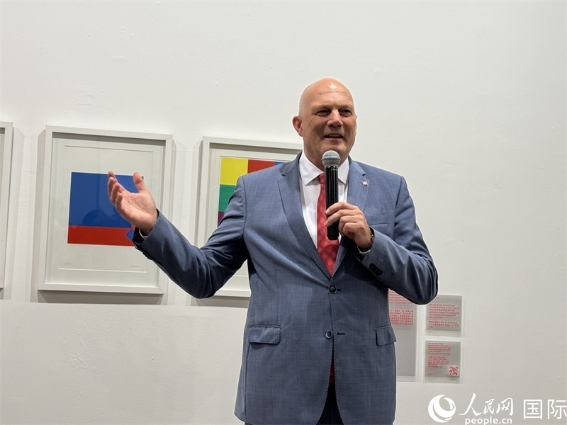 11月8日，瑞士駐華大使白瑞誼在“瑞士經(jīng)典設(shè)計(jì)展”開幕式上發(fā)表致辭。（人民網(wǎng) 謝瑩攝）