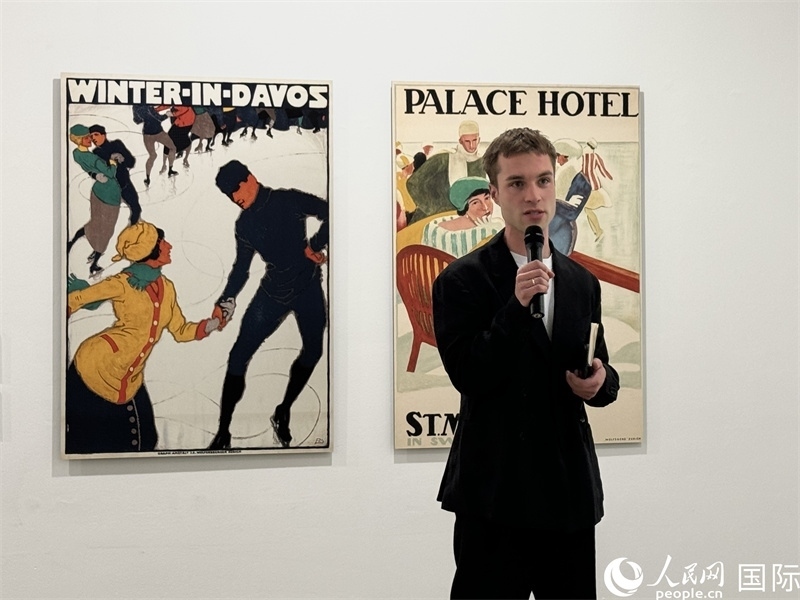 11月8日，“瑞士經(jīng)典設(shè)計(jì)展”策展人言照壁向與會(huì)嘉賓導(dǎo)覽。（人民網(wǎng) 謝瑩攝）