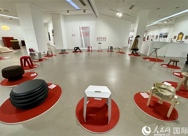 11月8日，瑞士經(jīng)典設(shè)計(jì)展現(xiàn)場。（人民網(wǎng) 謝瑩攝）