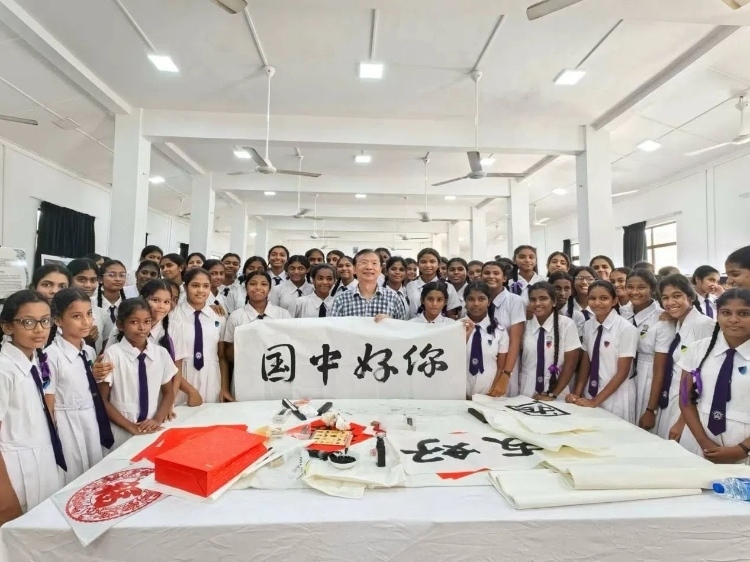 斯里蘭卡學生在系列活動中學習中國書法。圖片由主辦方提供