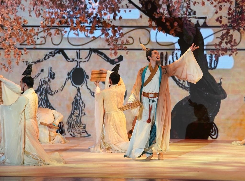 11月6日，演職人員在表演民族舞劇《孔子》片段。新華社記者 張晨霖 攝