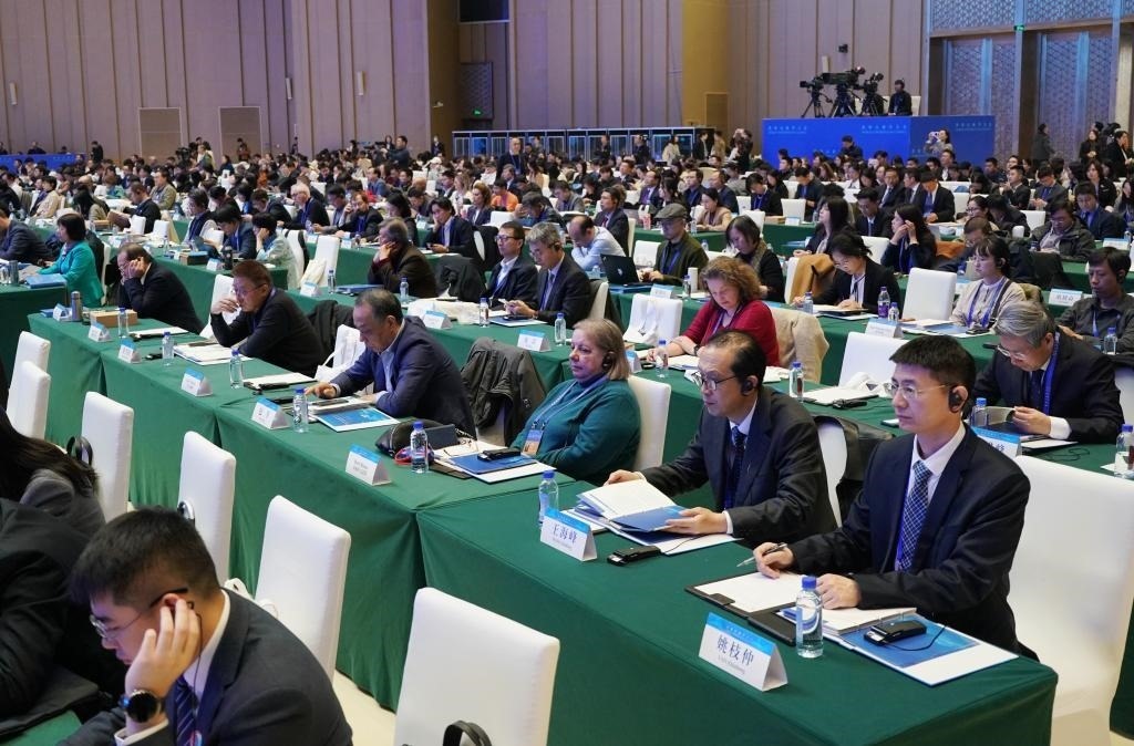 11月7日，中外嘉賓在首屆世界古典學大會開幕式現(xiàn)場聽會。新華社記者 張晨霖 攝