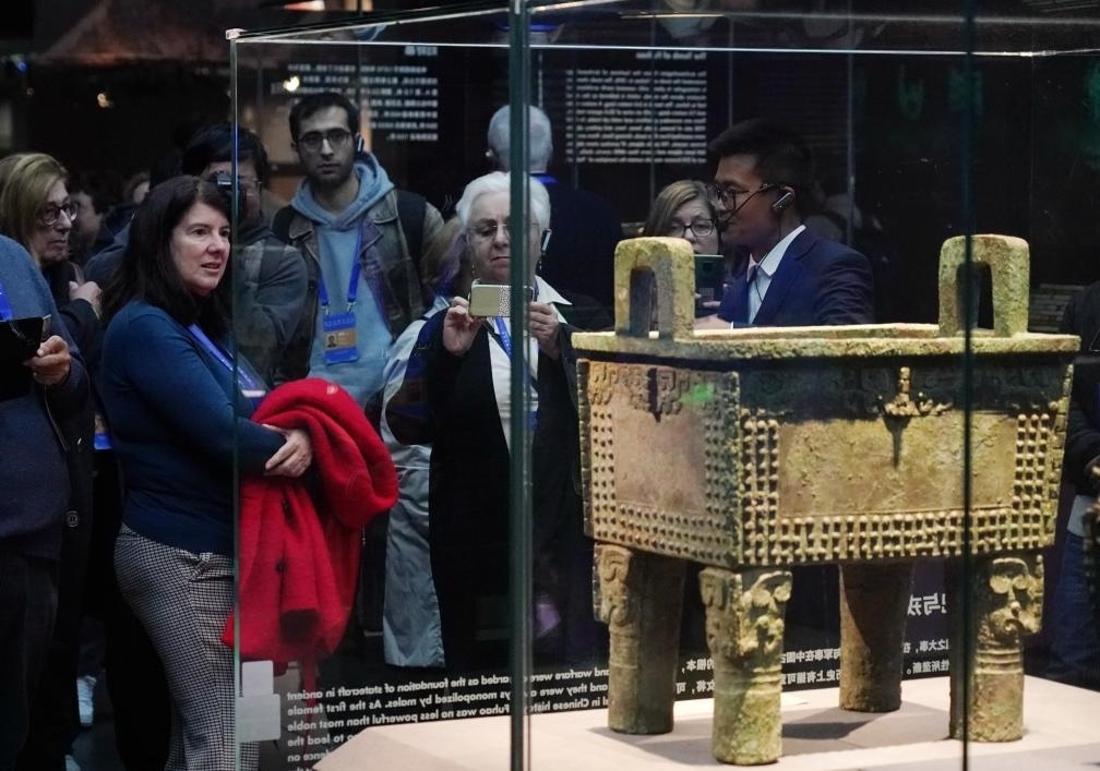 11月6日，中外嘉賓來到中國考古博物館參觀“考古與中華文明溯源展”。該展是本屆世界古典學大會推出的配套活動之一。新華社記者 張晨霖 攝