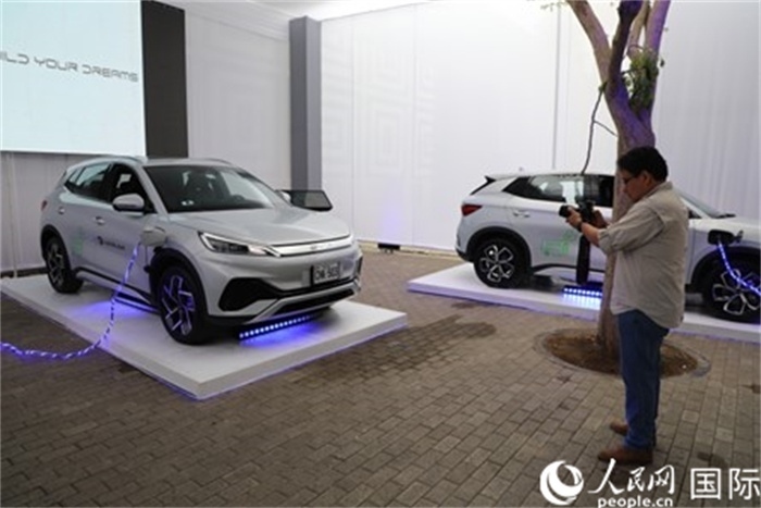 圖為秘魯媒體記者正在拍攝現(xiàn)場展出的比亞迪電動汽車。 人民網(wǎng)記者姜波攝
