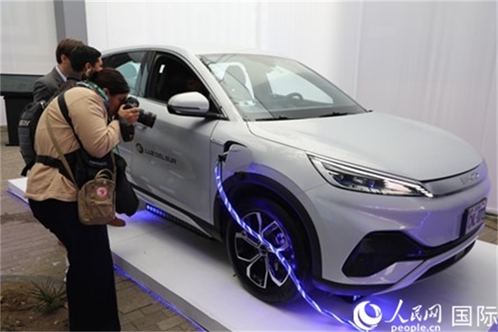 圖為秘魯媒體記者正在拍攝現(xiàn)場展出的比亞迪電動汽車。 人民網(wǎng)記者姜波攝