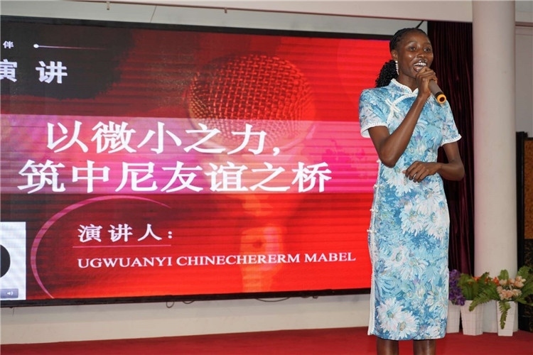 選手張佳寧演講中。尼日利亞中國(guó)文化中心供圖