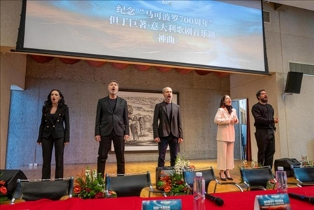 發(fā)布會(huì)現(xiàn)場(chǎng)，主創(chuàng)表演音樂(lè)劇片段。主辦方供圖