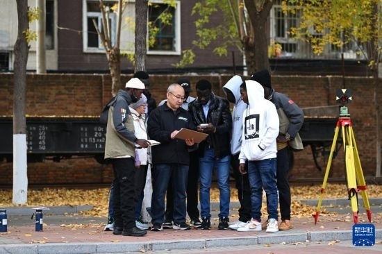 在天津鐵道職業(yè)技術(shù)學(xué)院，老師指導(dǎo)幾內(nèi)亞學(xué)員使用測距儀器（11月11日攝）。新華社記者 李然 攝