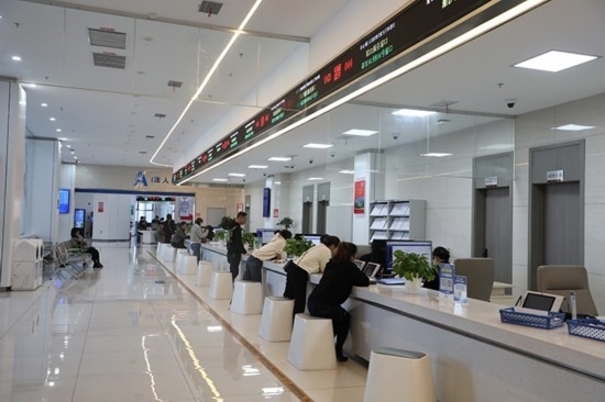 觀山湖區(qū)政務(wù)大廳窗口辦事忙。