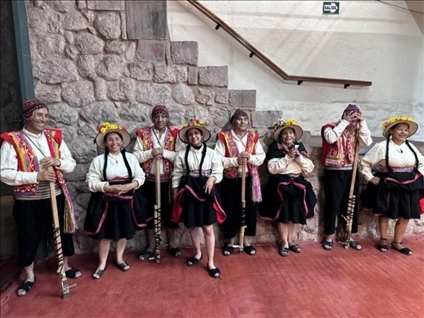 身著傳統(tǒng)服飾的秘魯藝人。本報記者 張朋輝 攝