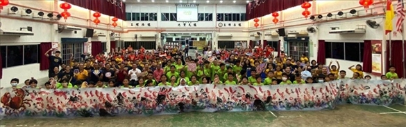 在工作坊導(dǎo)師的指導(dǎo)下，三校200余名學(xué)生共同完成了一幅長達(dá)80尺的水墨畫作。主辦方供圖