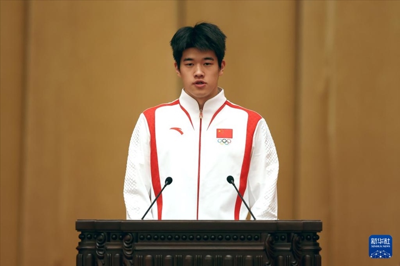 11月15日，游泳運(yùn)動(dòng)員潘展樂(lè)在報(bào)告會(huì)上發(fā)言。新華社記者 李明 攝