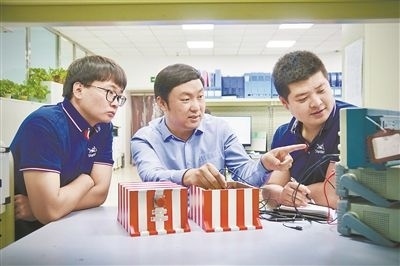 中北大學(xué)極端環(huán)境特種傳感與測(cè)試創(chuàng)新研究團(tuán)隊(duì)成員正在圍繞近期發(fā)射任務(wù)進(jìn)行產(chǎn)品研發(fā)。受訪單位供圖