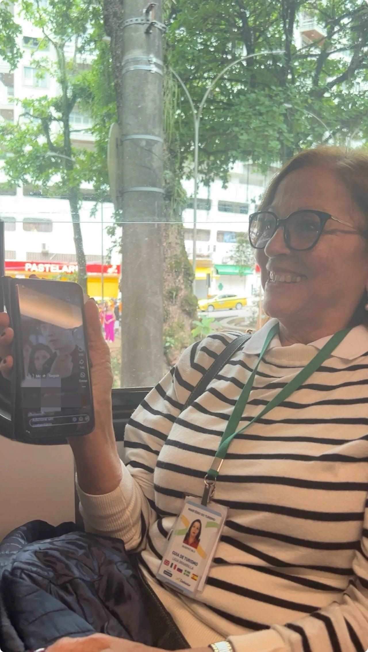 當?shù)厝讼驆u叔展示中國網(wǎng)劇。作者供圖