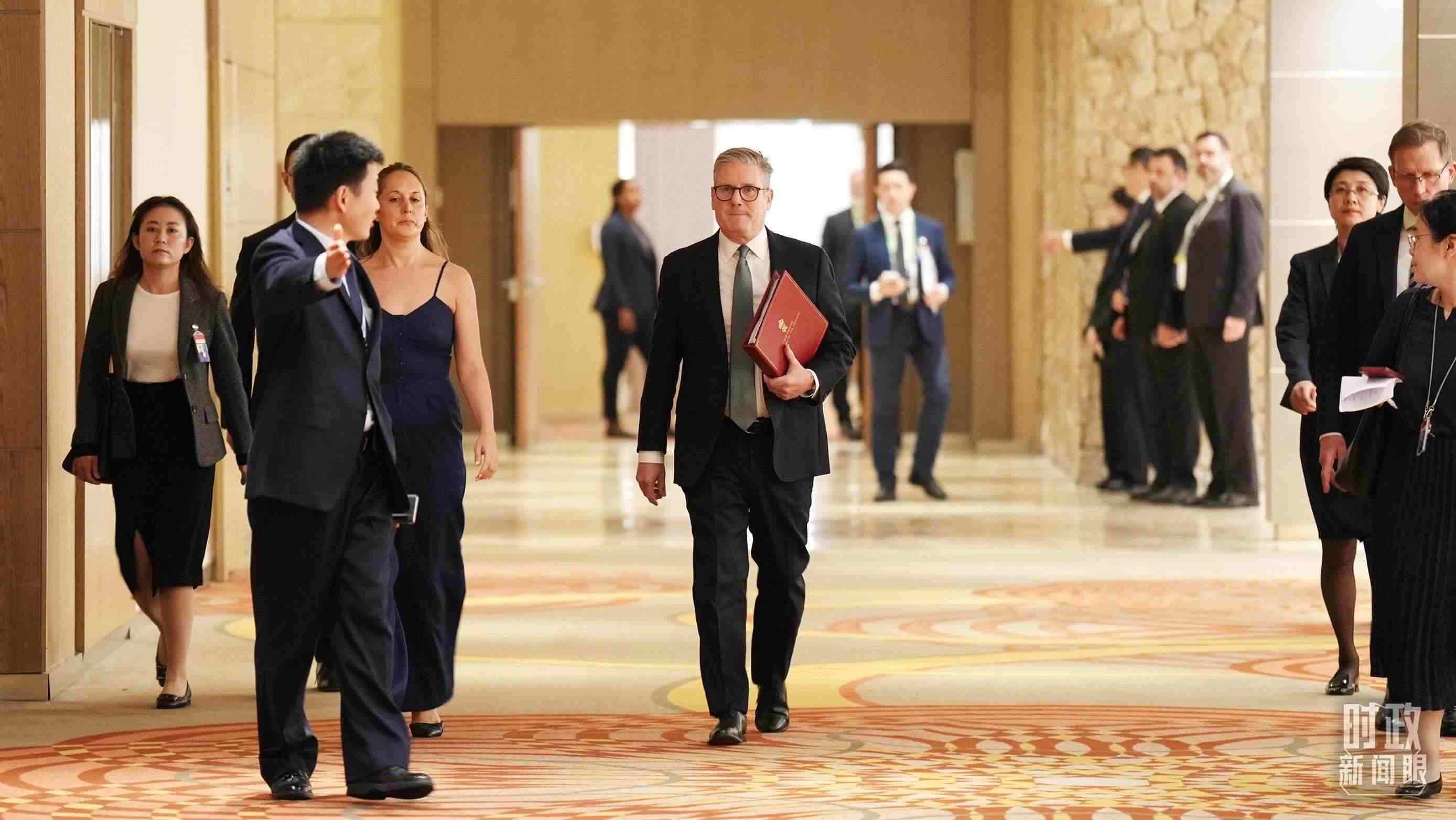 △英國首相斯塔默抵達(dá)會見現(xiàn)場。（總臺記者李晉拍攝）