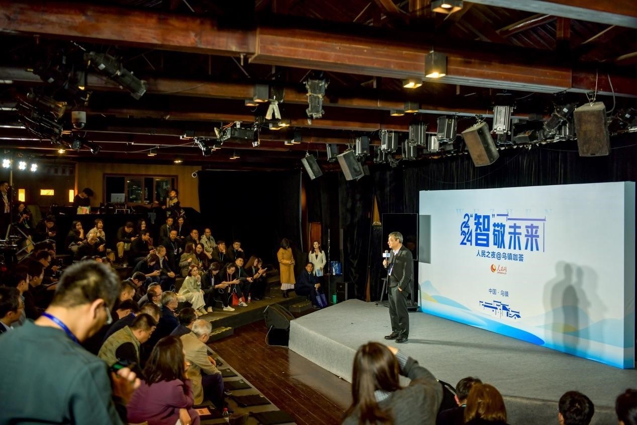 在開場環(huán)節(jié)，清華大學(xué)人工智能研究院常務(wù)副院長、教授孫茂松發(fā)言分享。人民網(wǎng)記者 任峰濤攝