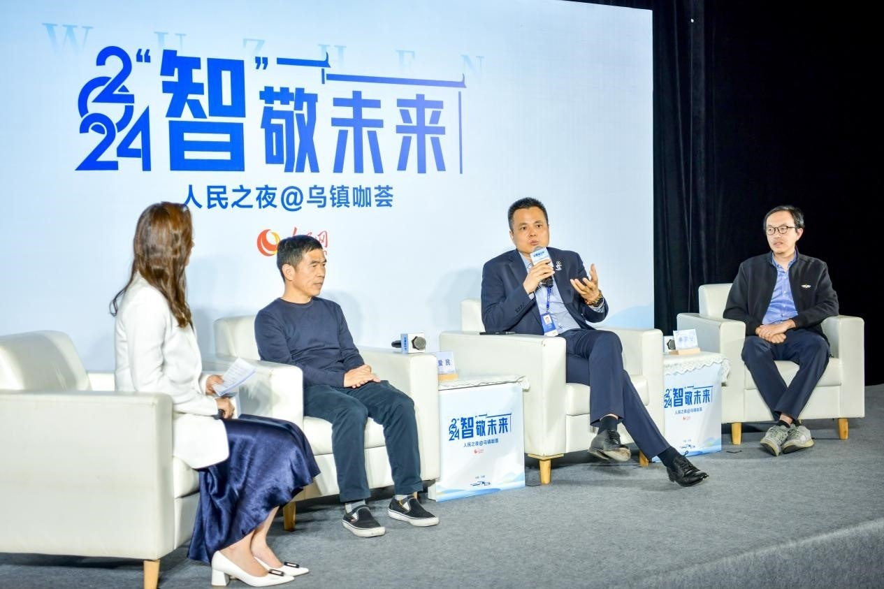 在對話環(huán)節(jié)，之江實驗室高級研究專家潘愛民、伏羲智庫創(chuàng)始人李曉東、麒麟軟件副總經(jīng)理李震寧探討“‘百模大戰(zhàn)’將卷向何方”。人民網(wǎng)記者 任峰濤攝