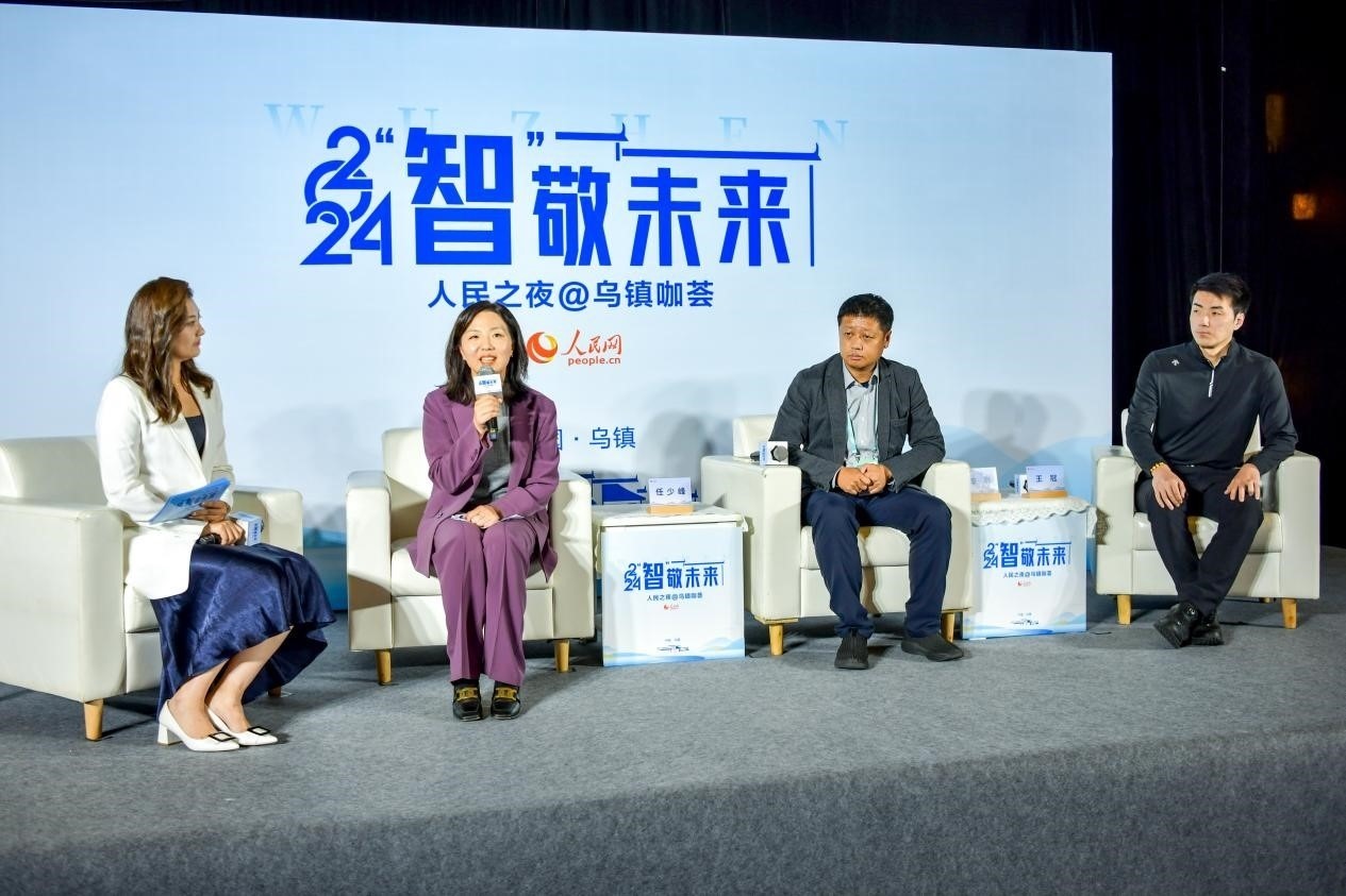 在對話環(huán)節(jié)，趣丸科技總編輯、副總裁任少峰，星云智慧機器人CEO李明，可之教育大模型創(chuàng)始人王冠討論“人工智能如何惠及大眾”。人民網(wǎng)記者 任峰濤攝