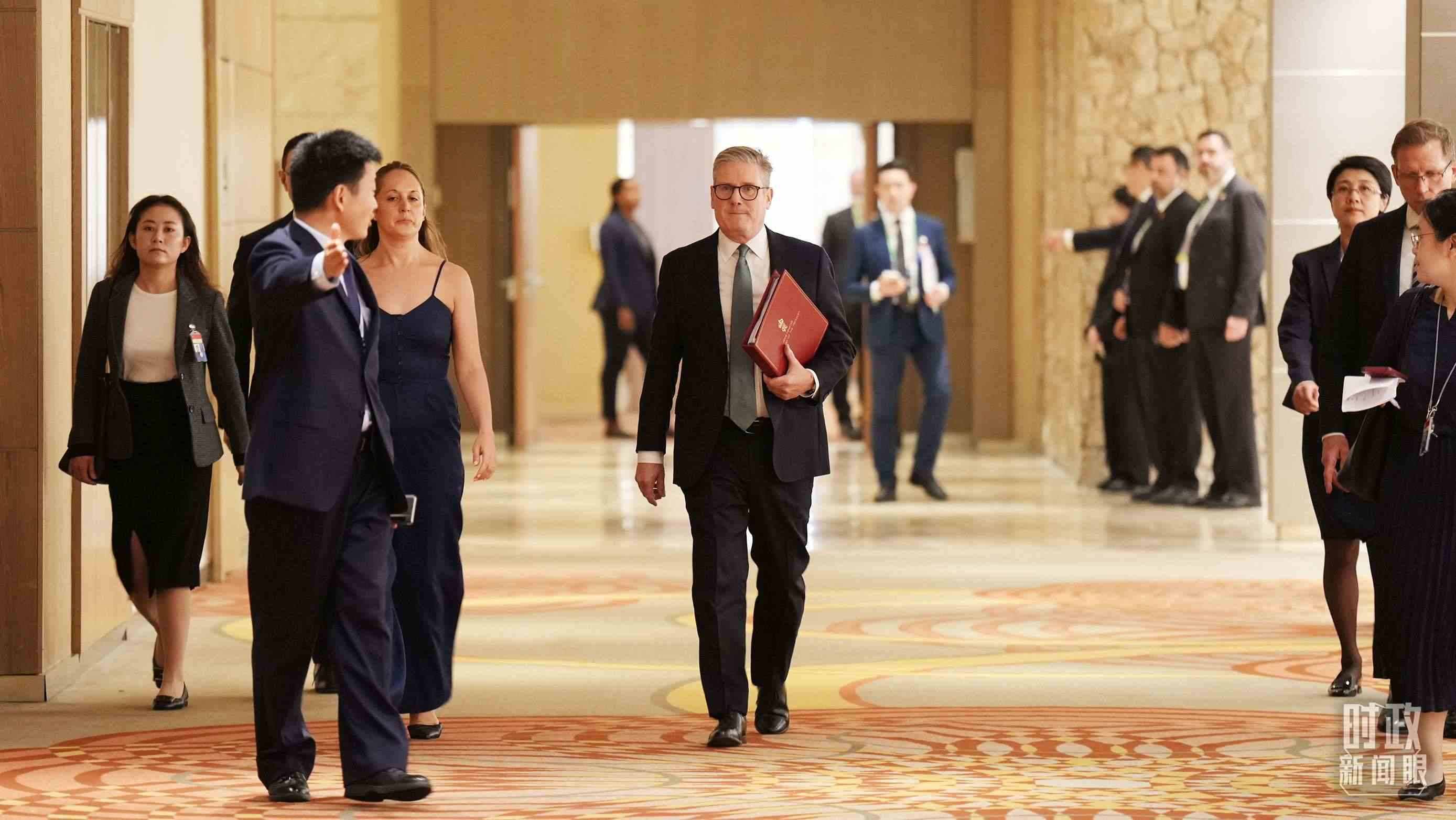 英國首相斯塔默抵達會見現(xiàn)場，這是他首次同習(xí)主席面對面交流。