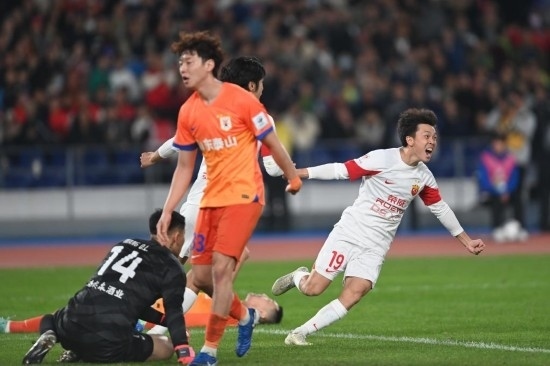 11月23日，上海海港隊(duì)球員王振澳（右）慶祝進(jìn)球。新華社記者 黃宗治 攝