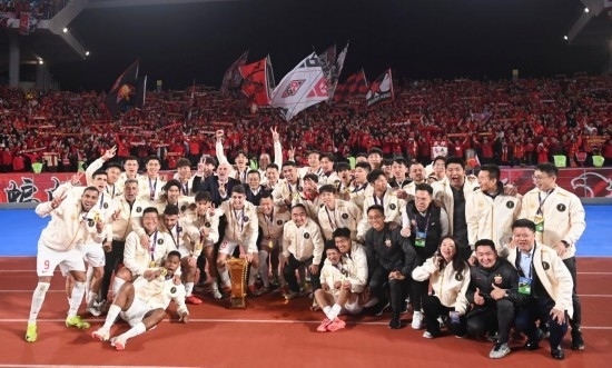 11月23日，上海海港隊(duì)成員在頒獎(jiǎng)儀式后與球迷合影。新華社記者 黃宗治 攝