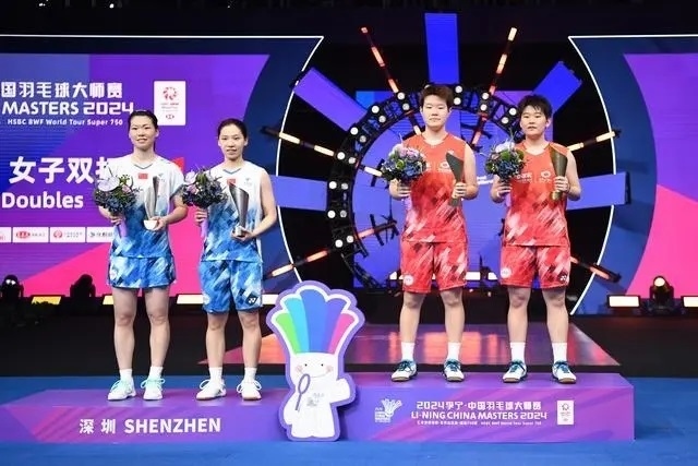 11月24日，劉圣書（右二）/譚寧（右一）與李怡婧/羅徐敏（左一）在頒獎臺上合影。新華社記者 梁旭攝