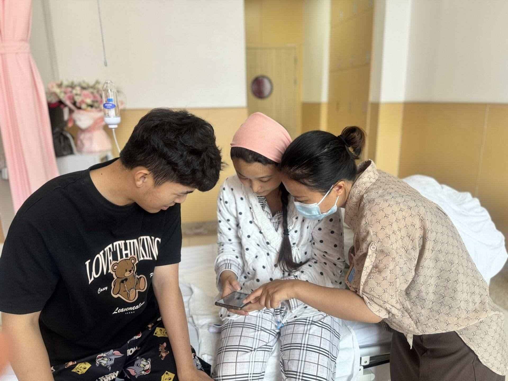 新生兒家庭通過手機(jī)辦理新生兒出生“一件事”。安徽省數(shù)據(jù)資源管理局供圖