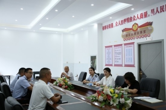 榕江縣稅務(wù)局在園區(qū)協(xié)商議事室協(xié)調(diào)解決企業(yè)訴求。黔東南州稅務(wù)局供圖