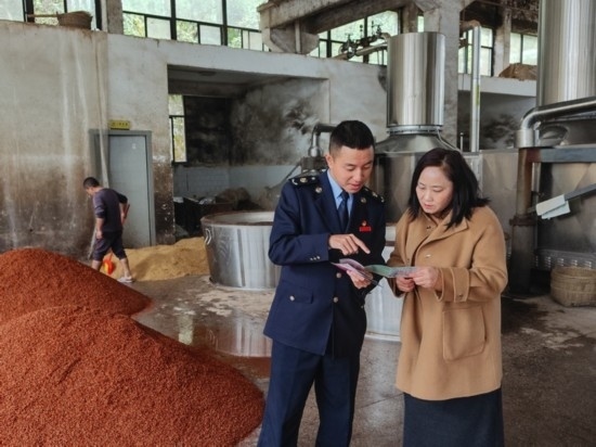 鎮(zhèn)遠縣稅務(wù)局在酒企宣傳調(diào)研。黔東南州稅務(wù)局供圖