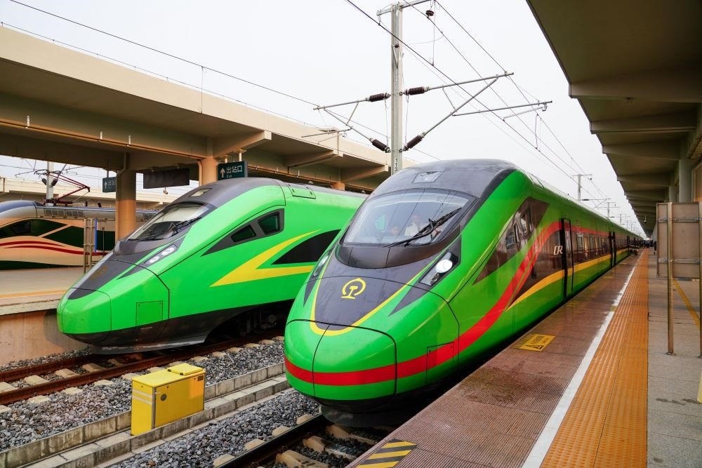 截至2024年7月5日，中老鐵路國(guó)際旅客列車(chē)?yán)塾?jì)開(kāi)行滿(mǎn)1000列，極大地便利了沿線(xiàn)民眾出行。