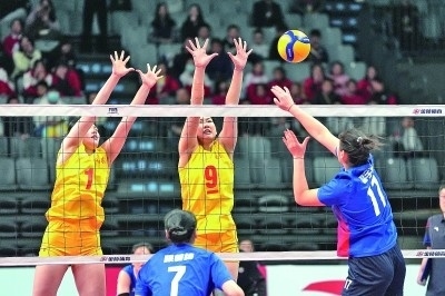 11月27日，山東隊(duì)球員李晨瑄（中）、李美君（左）在比賽中攔網(wǎng)。新華社發(fā)