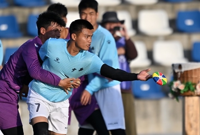 11月28日，花炮半決賽，廣西隊與海南隊展開激烈角逐。新華社記者 郭程攝