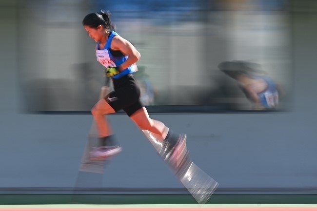 11月28日，海南隊選手吳明芬在高腳競速比賽中。新華社記者 杜子璇攝