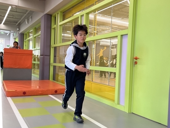 學(xué)生在南樓二層的體能教師訓(xùn)練。人民網(wǎng)記者孫競 攝