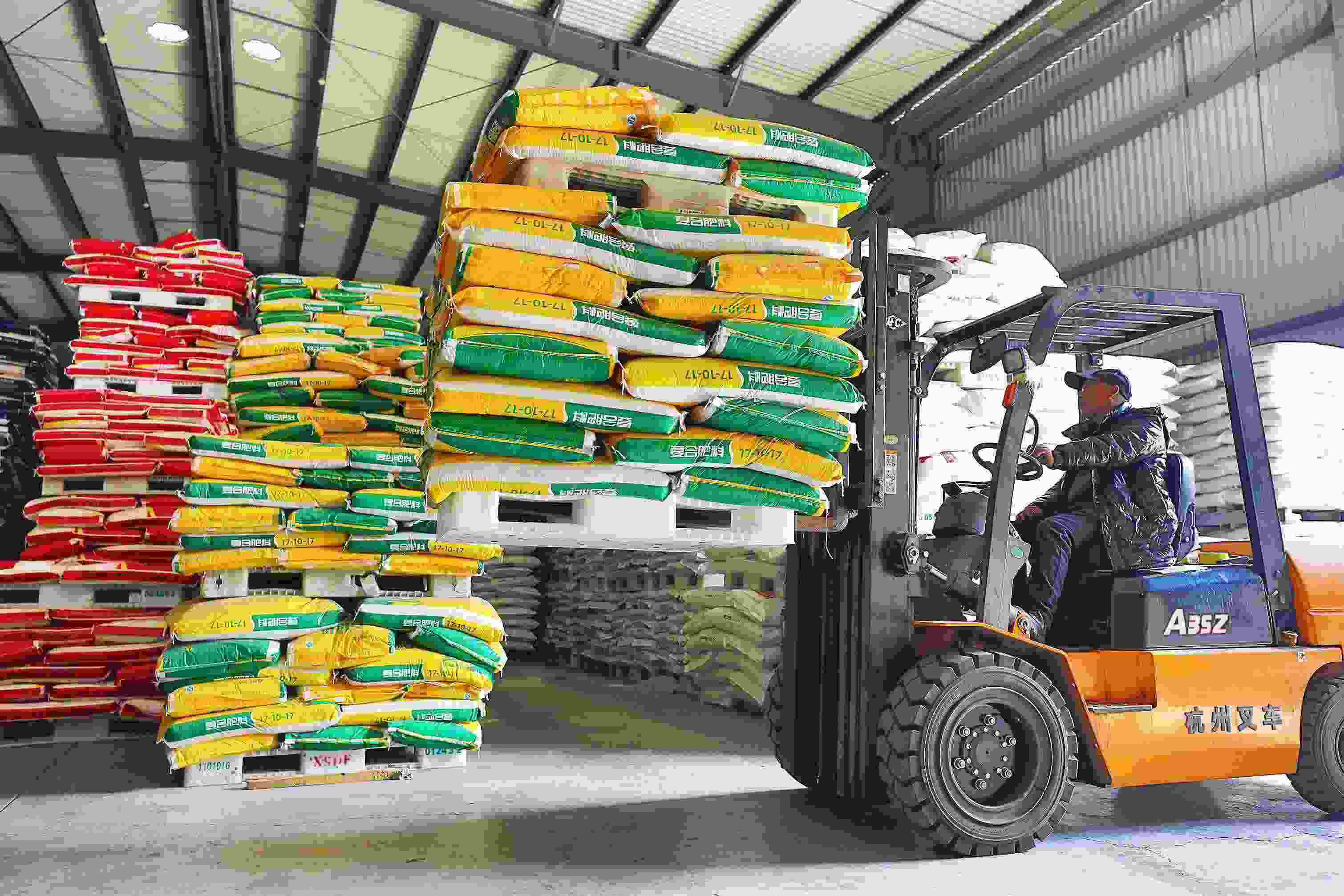 2023年2月15日，在浙江義烏供銷(xiāo)聯(lián)社的農(nóng)資貯存?zhèn)}庫(kù)，工作人員正在調(diào)運(yùn)復(fù)合肥料等農(nóng)資。