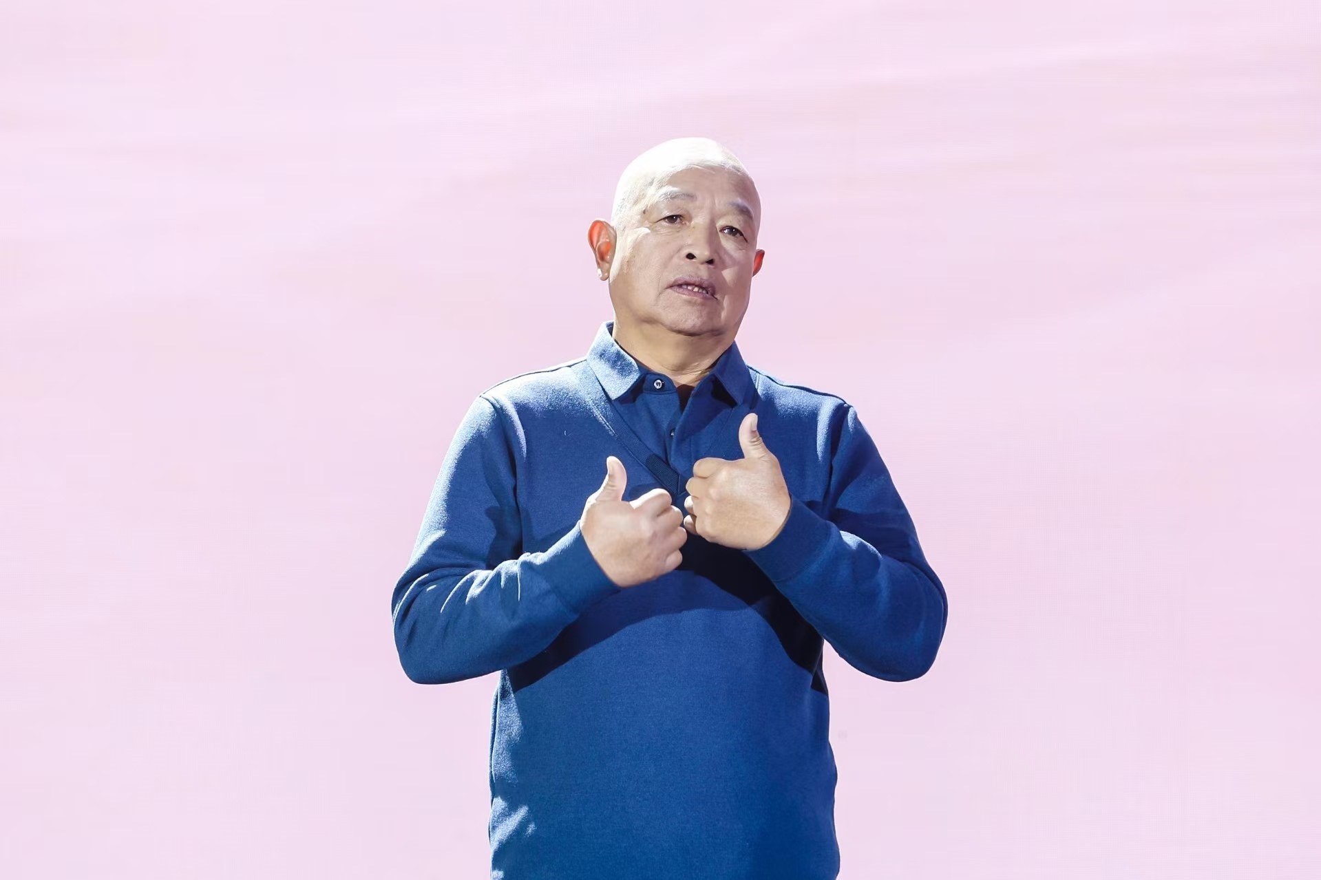 “山東好人”、煙臺(tái)市無聲洗車場經(jīng)理柳興濤。人民視頻供圖。