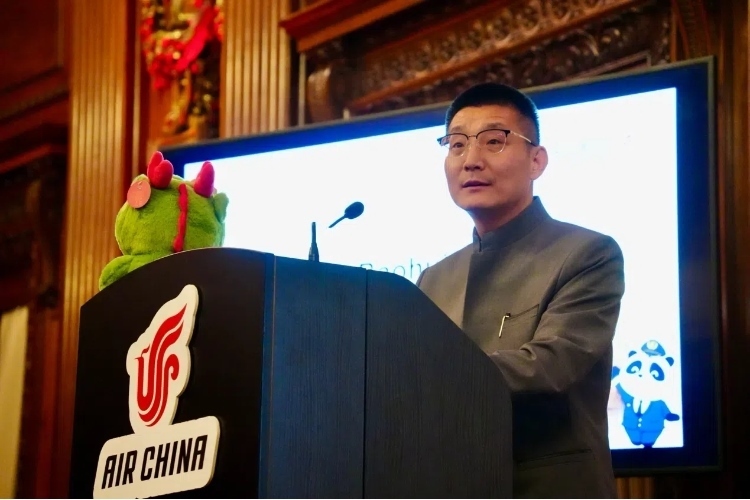 國(guó)航倫敦營(yíng)業(yè)部總經(jīng)理夏寶輝致辭。吳若鳴攝